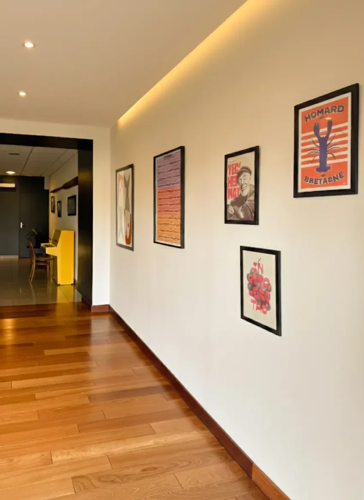 Couloir d'entrée du restaurant Les Rochers à Penmarc'h