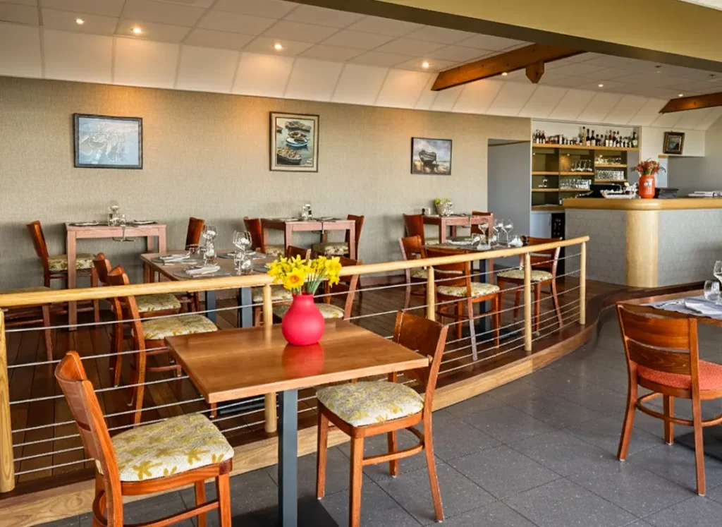 Salle du restaurant Les Rochers à Penmarc'h